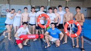 Grupo de socorristas de la escuela nacional de socorrismo. Hablando de salidas laborales del sector del socorrismo en 2026.