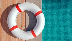 ¿Qué revisa un socorrista antes de abrir una piscina?