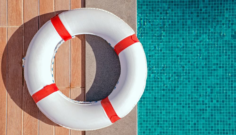 ¿Qué revisa un socorrista antes de abrir una piscina